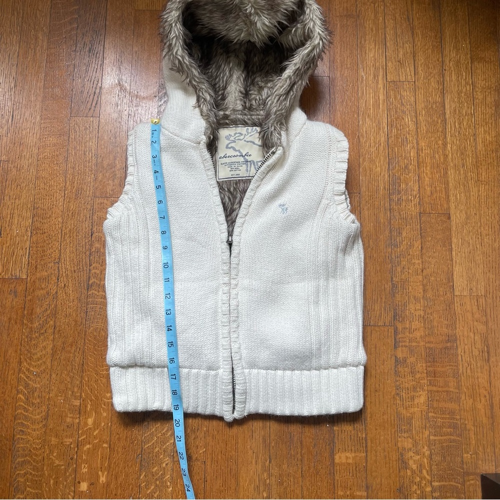 Vintage Abercrombie & Fitch Off-White Knit Vest with Faux Fur - Picture 4 of 8